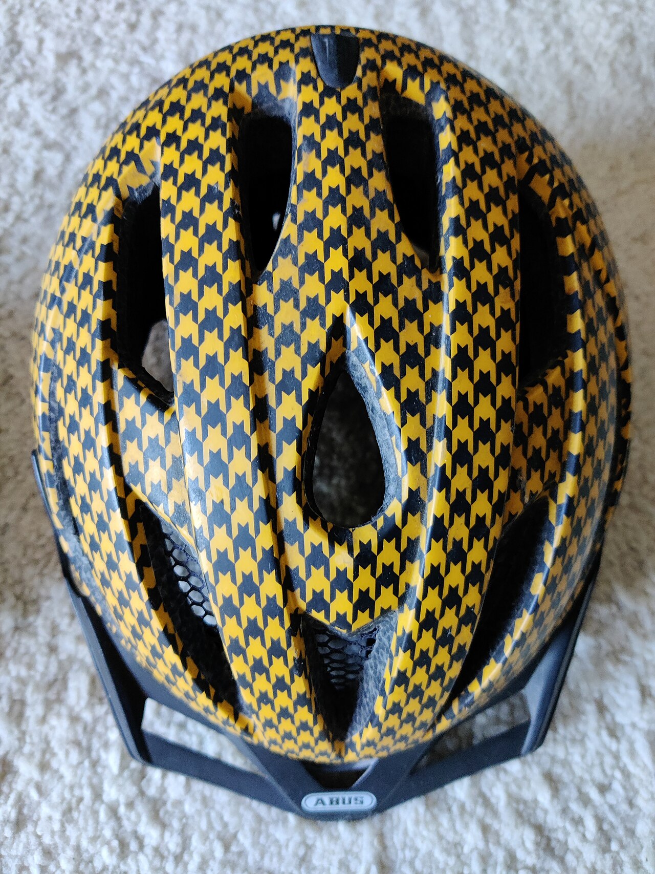 Casque de vélo blanc posé sur une table