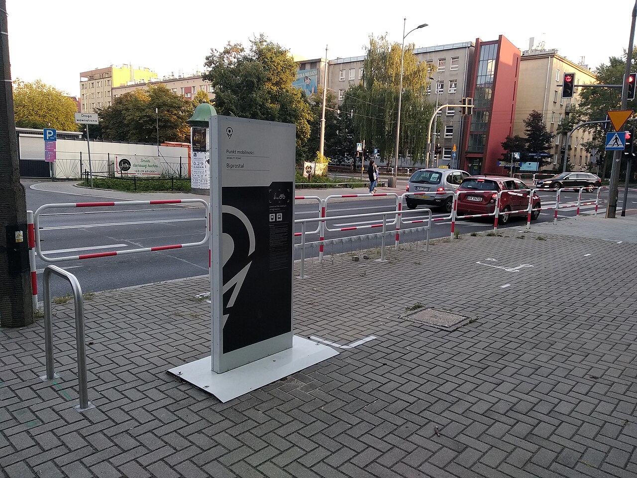 Trottinettes électriques stationnées sur un emplacement dédié